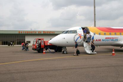 Viajeros bajan de un avión de Air Nostrum, en el aeropuerto de Badajoz.
