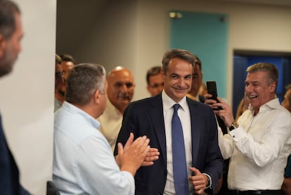 Kyriakos Mitsotakis, a su llegada a la sede del partido en Atenas este domingo. 