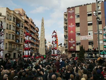 En la plaza de la Font de la Manxa de Valls se congregaron centenares de <i>castellers.</i>