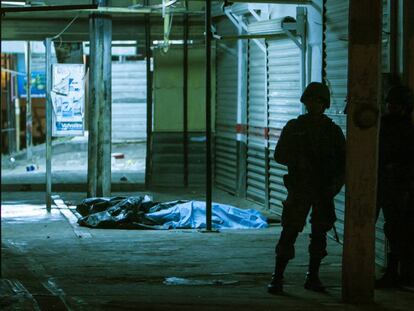 Un militar vigila el sitio donde dos personas murieron tras un tiroteo en Culiacán.