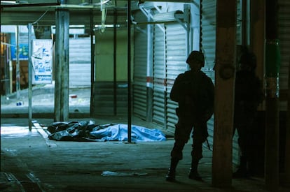 A soldier at the scene of a shooting in Culiacán.