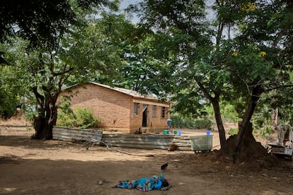 Una niña enferma de cólera descansa cerca del centro de salud de Mtosa, en el distrito de Nkhotakota, Malaui. Este distrito es el que más muertes por cólera ha registrado desde el inicio del brote en marzo de 2022. Hasta ahora, se han detectado 1.044 casos y 47 muertes. Al fondo, el edificio improvisado para los pacientes enfermos de cólera.