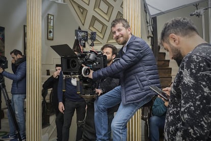 El equipo de fotografía de Yasak Elma se prepara para grabar una escena. Al contrario que otras telenovelas turcas que no llegan a final de temporada, esta ya va por la tercera.
