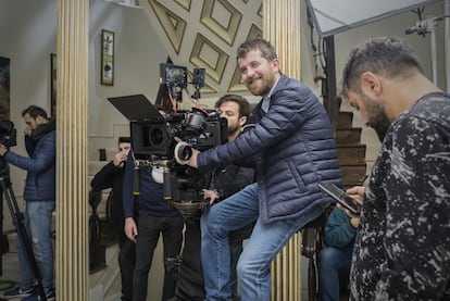 El equipo de fotografía de Yasak Elma se prepara para grabar una escena. Al contrario que otras telenovelas turcas que no llegan a final de temporada, esta ya va por la tercera. 

