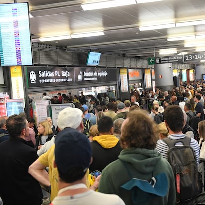 05/05/2025 Decenas de personas esperan en la estación de Atocha-Almudena Grandes, a 5 de mayo de 2025, en Madrid (España). La circulación desde Madrid a Andalucía se reanuda progresivamente a partir de las 9.30 horas de hoy, después de que ayer, 4 de mayo, se produjera el robo de cable en distintos puntos de la línea de alta velocidad que une la capital madrileña con la hispalense. Hasta las 6.00 horas de este lunes, Renfe aumentó a 30 los trenes afectados con 10.700 viajeros que quedaron paralizados o llegaron con demora a su lugar de destino por el robo de cable en la línea de alta velocidad Madrid-Sevilla, que se produjo en cuatro puntos diferentes a su paso por la provincia de Toledo.
ECONOMIA
Fernando Sánchez - Europa Press