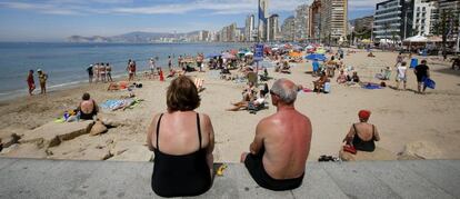 Turistas en la playa de Benidorm (Alicante).