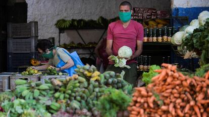 Dos personas con mascarilla protectora en un mercado de La Habana (Cuba).