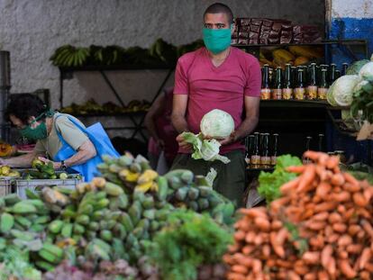 Dos personas con mascarilla protectora en un mercado de La Habana (Cuba).