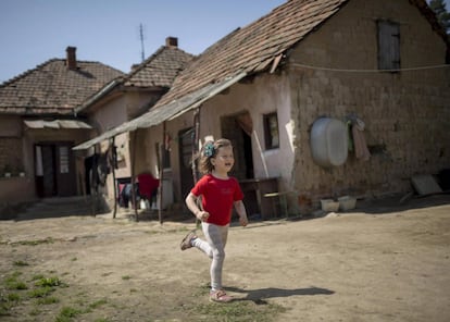 En el territorio de Transcarpatia habitado casi exclusivamente por húngaros, entre 350-400 niños viven por debajo del umbral de pobreza. En la foto, una niña corre en el patio de su casa en Beregardo, en Transcarpatia (Ucrania), el 6 de mayo de 2017.