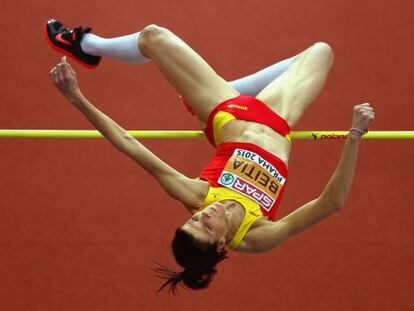 Ruth Beitia sobrepasa el list&oacute;n en la clasificaci&oacute;n del concurso de salto de altura, ayer en Praga.