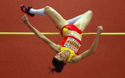Ruth Beitia sobrepasa el listón en la clasificación del concurso de salto de altura, ayer en Praga.