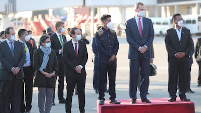 El rey de España, Felipe VI (2d), junto al vicepresidente segundo Pablo Iglesias y la ministra de Asuntos Exteriores, Arancha González Laya son recibidos por las autoridades bolivianas en El Alto para participar en la toma de posesión del nuevo presidente de Bolivia, Luis Arce, el 7 de noviembre.