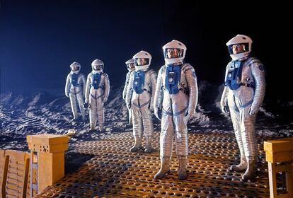 Exploradores del espacio se preparan para descender una rampa hacia lo desconocido, en otra imagen de promoción de la época.