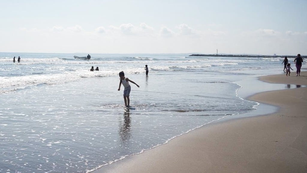 Miles de vacacionistas llegan a las playas del golfo afectadas por el derrame