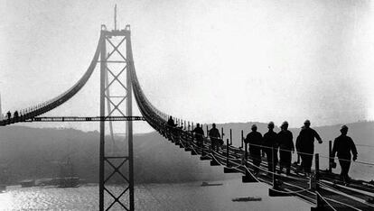 Construcción del puente 25 de Abril sobre el río Tajo en Lisboa hace 50 años.