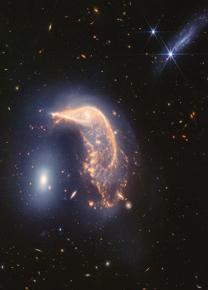 La nueva imagen del telescopio 'James Webb' que muestra a dos galaxias interactuando. NGC 2936, que alguna vez fue una galaxia espiral estándar, y NGC 2937, una elíptica más pequeña, parecen un pingüino que protege su huevo.