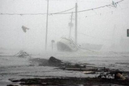 Un barco arrastrado por el huracán en mitad de la autopista 90, completamente inundada a su paso por la ciudad de Gulfport.