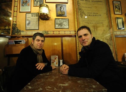Kepa Junkera y Kirmen Uribe, durante su encuentro en un establecimiento tradicional del centro de Bilbao.
