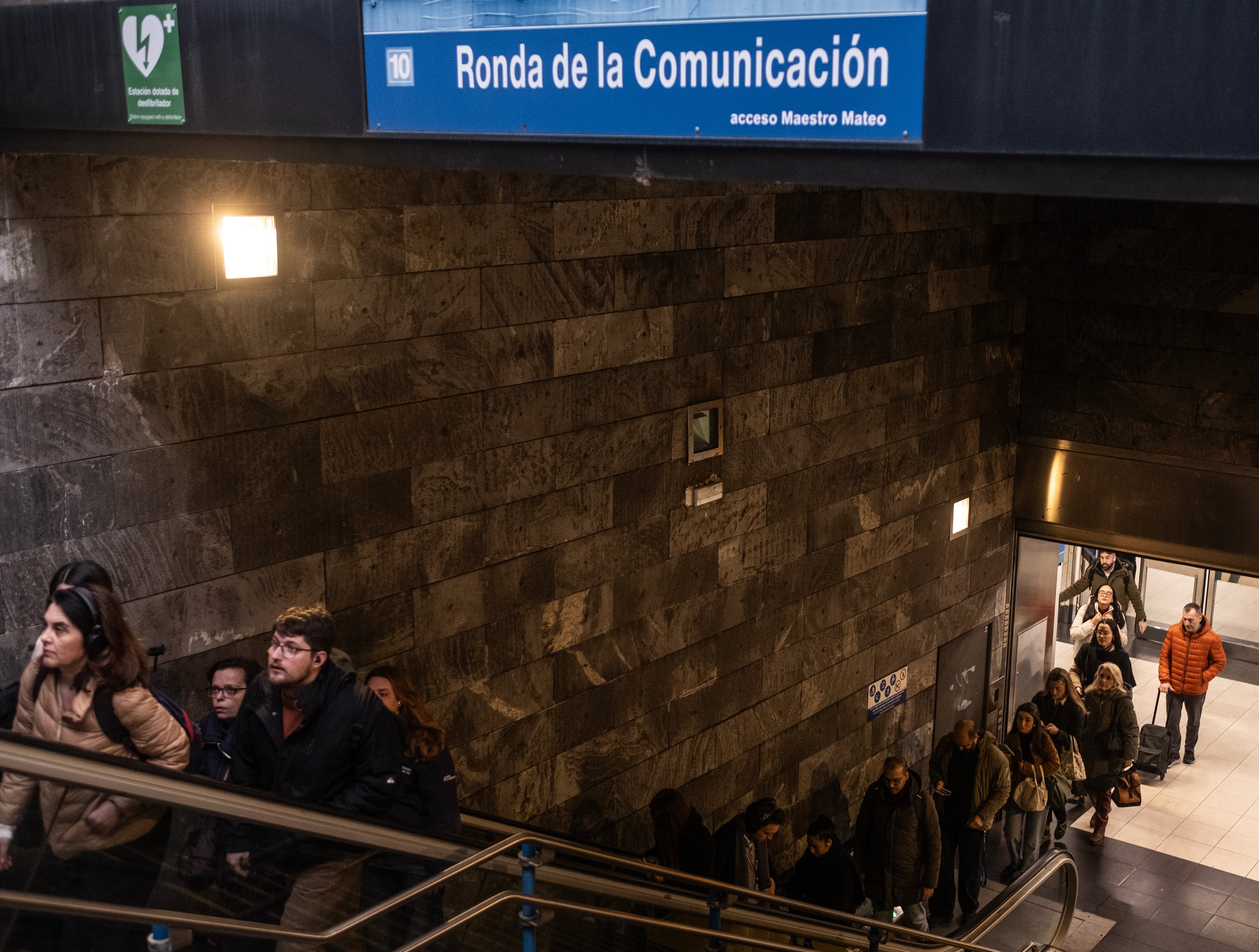 
Trabajadores del Distrito Telefónica llegando a sus oficinas desde el Metro. 
