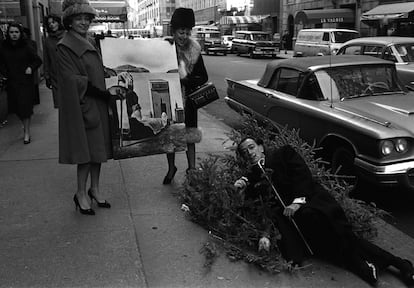 "Caminando con Salvador Dalí por la Quinta Avenida, repentinamente entrega un cuadro suyo a dos señoras para que lo sujeten y se tira sobre un abeto que estaba en la acera para ser recogido por los servicios de limpieza, en enero de 1963. '¡Han asesinado la Navidad!', exclamó el artista", cuenta el autor sobre esta fotografía en el libro 'Cien miradas de Enrique Meneses'.