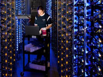 Una técnica de Google trabaja en un centro de datos en Estados Unidos.