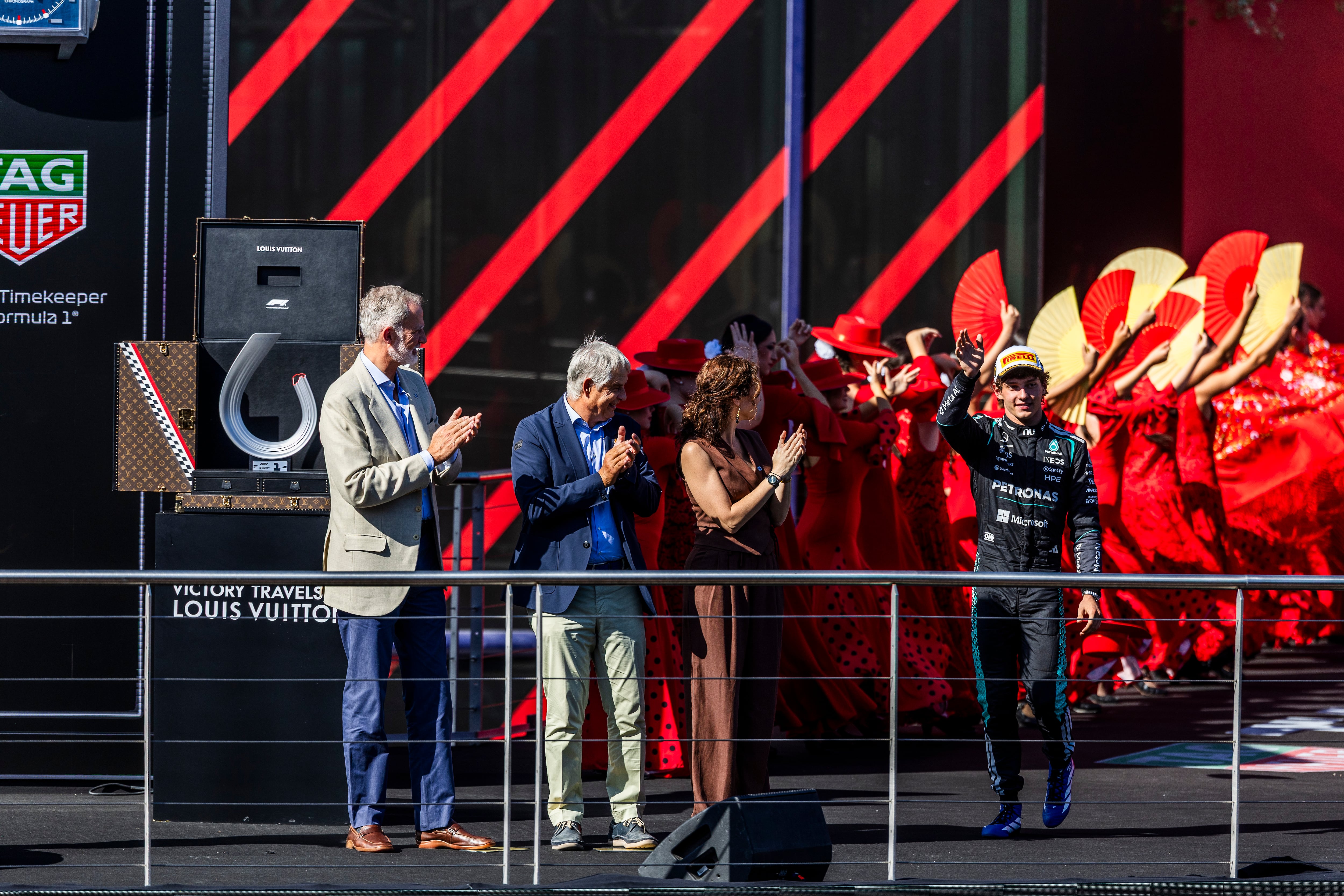 Kimi Antonelli saluda al público en presencia del rey Felipe VI, el presidente de RACE, Carmelo Sanz de Barros, y la presidenta de la Comunidad de Madrid, Isabel Díaz Ayuso, tras ganar este domingo en el Madring.