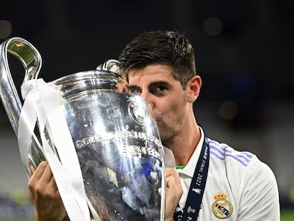 Soccer Football - Champions League Final - Liverpool v Real Madrid - Stade de France, Saint-Denis near Paris, France - May 29, 2022 Real Madrid's Thibaut Courtois celebrates with the trophy after winning the Champions League REUTERS/Dylan Martinez