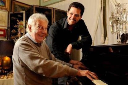 Mariano Mores al piano, junto a su nieto Gabriel