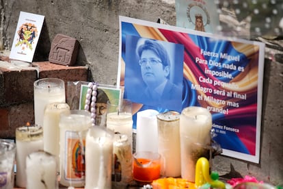 Simpatizantes de Uribe Turbay colocaron velas, carteles, banderas y rosarios, a las afueras de la clínica Santa Fe.