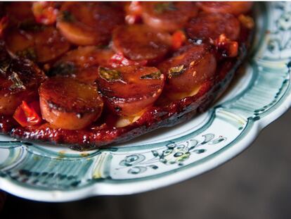 Tarta tatin de patatas, jamón y tomate al horno