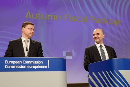 EU Commission Vice-President Valdis Dombrovskis (L) and Pierre Moscovici, the EU Commissioner for Economic and Financial Affairs.