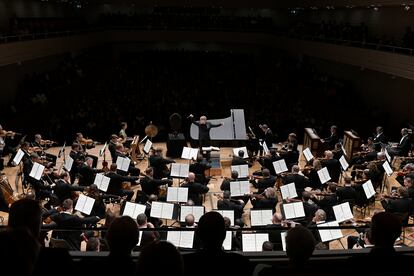 Visión posterior de la Filarmónica de Viena, los solistas Bertrand Chamayou y Cécile Lartigau y, en el centro, Esa-Pekka Salonen durante la interpretación de la 'Sinfonía Turangalîla' de Olivier Messiaen.