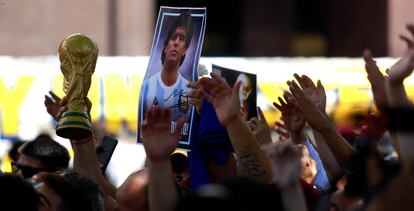 Seguidores de Maradona se despiden del Dios del fútbol, ayer en Buenos Aires.