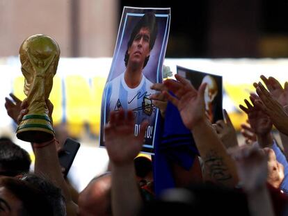 Seguidores de Maradona se despiden del Dios del fútbol, ayer en Buenos Aires.