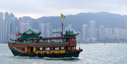 Un barco navega en el Puerto de Victoria, Hong Kong. 