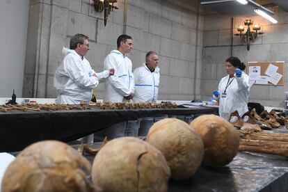 Pedro Sánchez visita los trabajos de exhumación de las víctimas del franquismo en Cuelgamuros, el jueves.