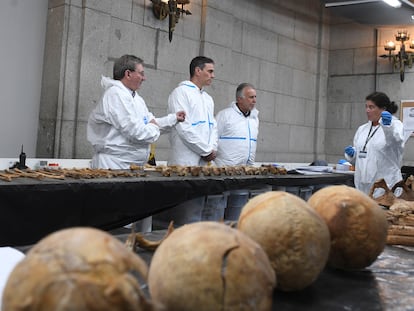 Pedro Sánchez visita los trabajos de exhumación de las víctimas del franquismo en Cuelgamuros, el jueves.