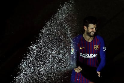 Piqué celebra la consecución del título de Liga tras derrotar al Levante en el encuentro correspondiente a la jornada 35 de primera división.