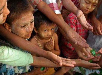 Varios niños se arremolinan en busca de arroz en Dedaye, un municipio a 48 kilómetros de Yangon.