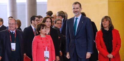 El rei Felip VI i Ada Colau durant la visita al Mobile World Congress.