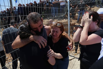 Munder Safadi abraza a varios familiares que no habían visto durante 20 años después de cruzar la cerca al área ocupada por Israel.