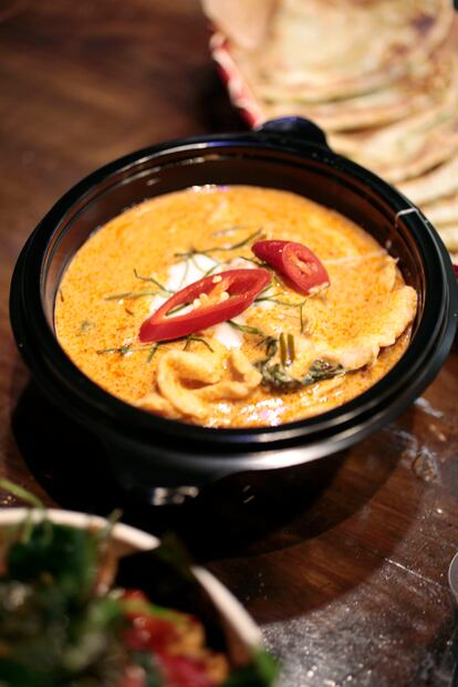 Paneng kai es un cremoso curry Paneng suave con filetes de pechuga de pollo. A.A