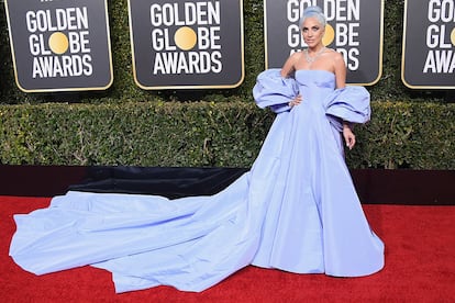 Lady Gaga no defraudó en su debut sobre la alfombra roja como nominada a mejor actriz por la película Ha nacido una estrella: llevó vestido y pelo a juego. El modelo es de Valentino. Se llevó el segundo de los galardones a los que estaba nominada, el de mejor canción, por Shallow.