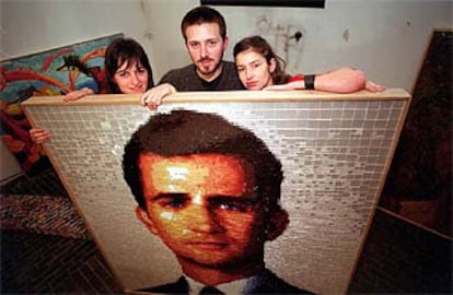 Juliana Lafitte, Agustina Picasso y Manuel Mendanha, con el retrato del Príncipe, en su taller de Buenos Aires.