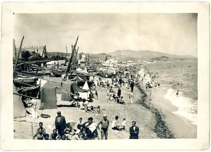 Bañistas en una playa de Badalona, a comienzos del siglo XX. Una imagen que se puede ver en la exposición 'Veraneo de proximidad'.