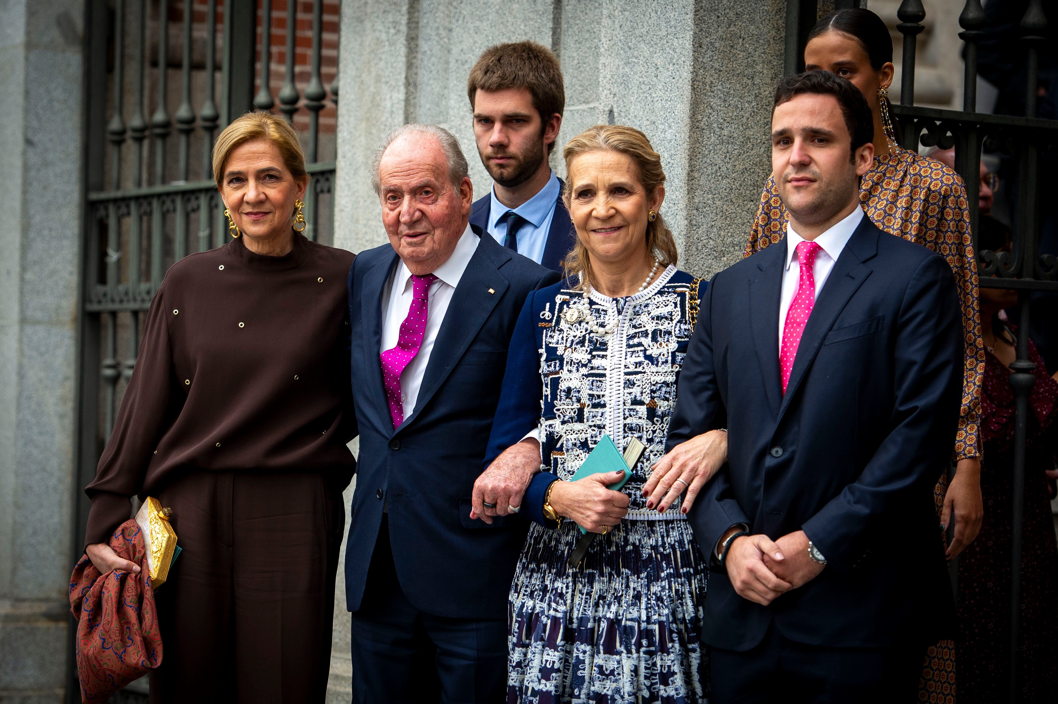 El rey emérito Juan Carlos I, acompañado por sus hijas, las infantas Cristina de Borbón (izquierda) y Elena, y sus nietos Felipe Juan Froilán de Marichalar (derecha), Victoria Federica de Marichalar y Juan Valentín Urdangarin. 