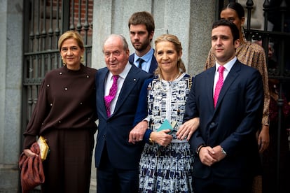 El rey emérito Juan Carlos I, acompañado por sus hijas, las infantas Cristina de Borbón (izquierda) y Elena, y sus nietos Felipe Juan Froilán de Marichalar (derecha), Victoria Federica de Marichalar y Juan Valentín Urdangarin. 















