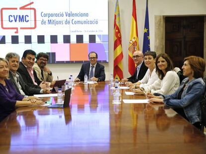 Enrique Soriano, al fondo, con el nuevo Consejo rector de la radiotelevisi&oacute;n. 