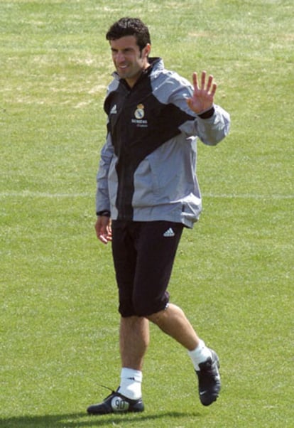 Figo saluda en el entrenamiento de ayer.