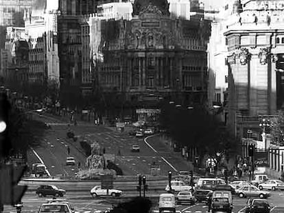 Aspecto de la calle de Alcalá, la plaza de Cibeles y la confluencia con Gran Vía, en Madrid
